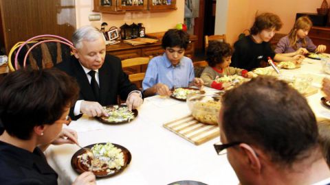 Jarosław Kaczyński odwiedził rodzinę Milczarków prowadzącą rodzinny dom dziecka - Wiktorów, 30 maja 2010