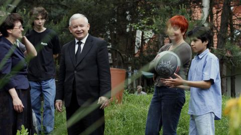 Jarosław Kaczyński odwiedził rodzinę Milczarków prowadzącą rodzinny dom dziecka - Wiktorów, 30 maja 2010