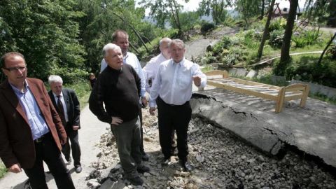 Jarosław Kaczyński na terenach dotkniętych powodzią w woj. małopolskim - 7 czerwca 2010