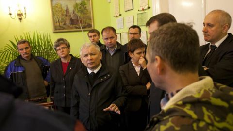 Jarosław Kaczyński na terenach dotkniętych powodzią - Zator, 20 maja 2010