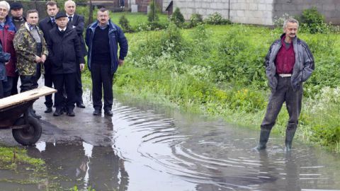 Jarosław Kaczyński na terenach dotkniętych powodzią - Zator, 20 maja 2010