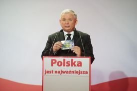 Jarosław Kaczyński przekazał album dla WOŚP i przypomniał o akcji Caritas